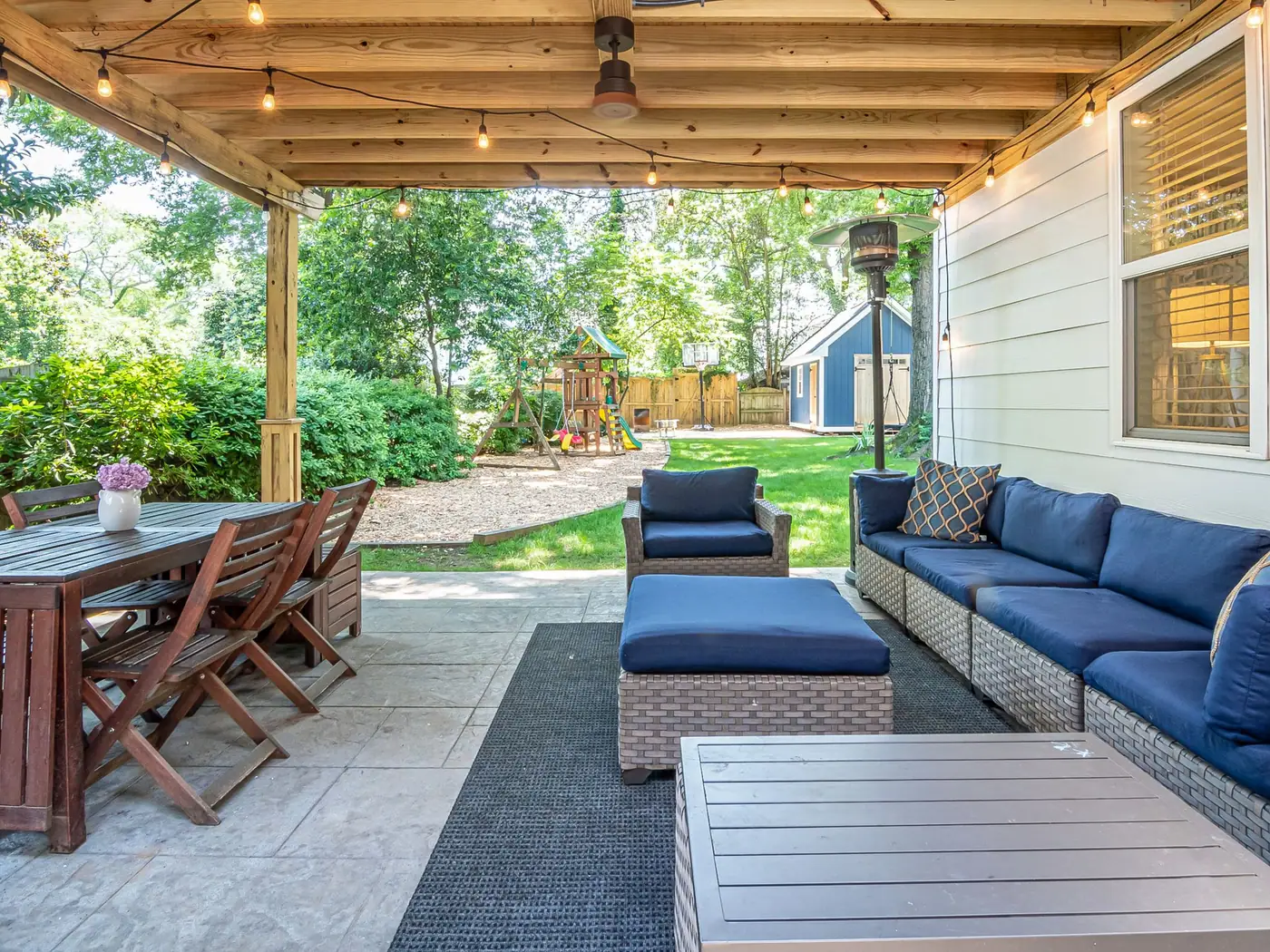 Terrasse conviviale aménagée avec mobilier de jardin à Molsheim