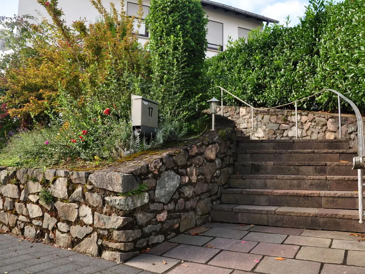 Jardin en pente réaménagé avec terrasses végétalisées à Boersch