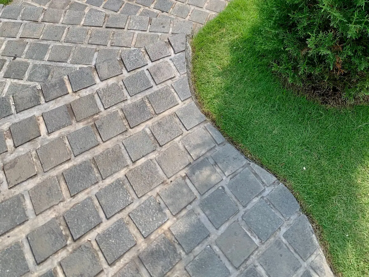 Allée de jardin en pavés de granit avec bordures à Molsheim