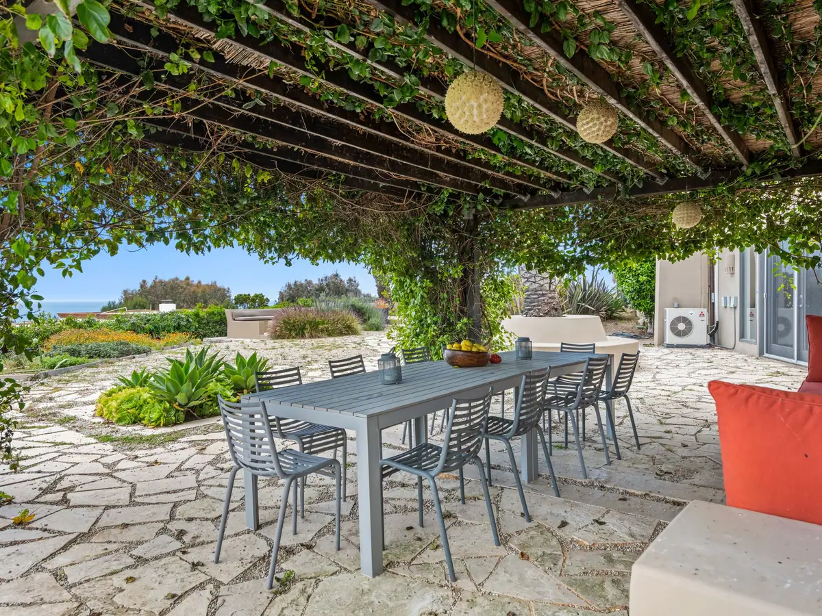Terrasse en pierre naturelle ombragée par une pergola à Rosheim